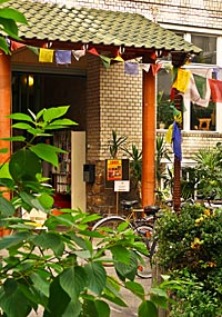 TARA Nepal-Bazar - Eingang im Akazienhof